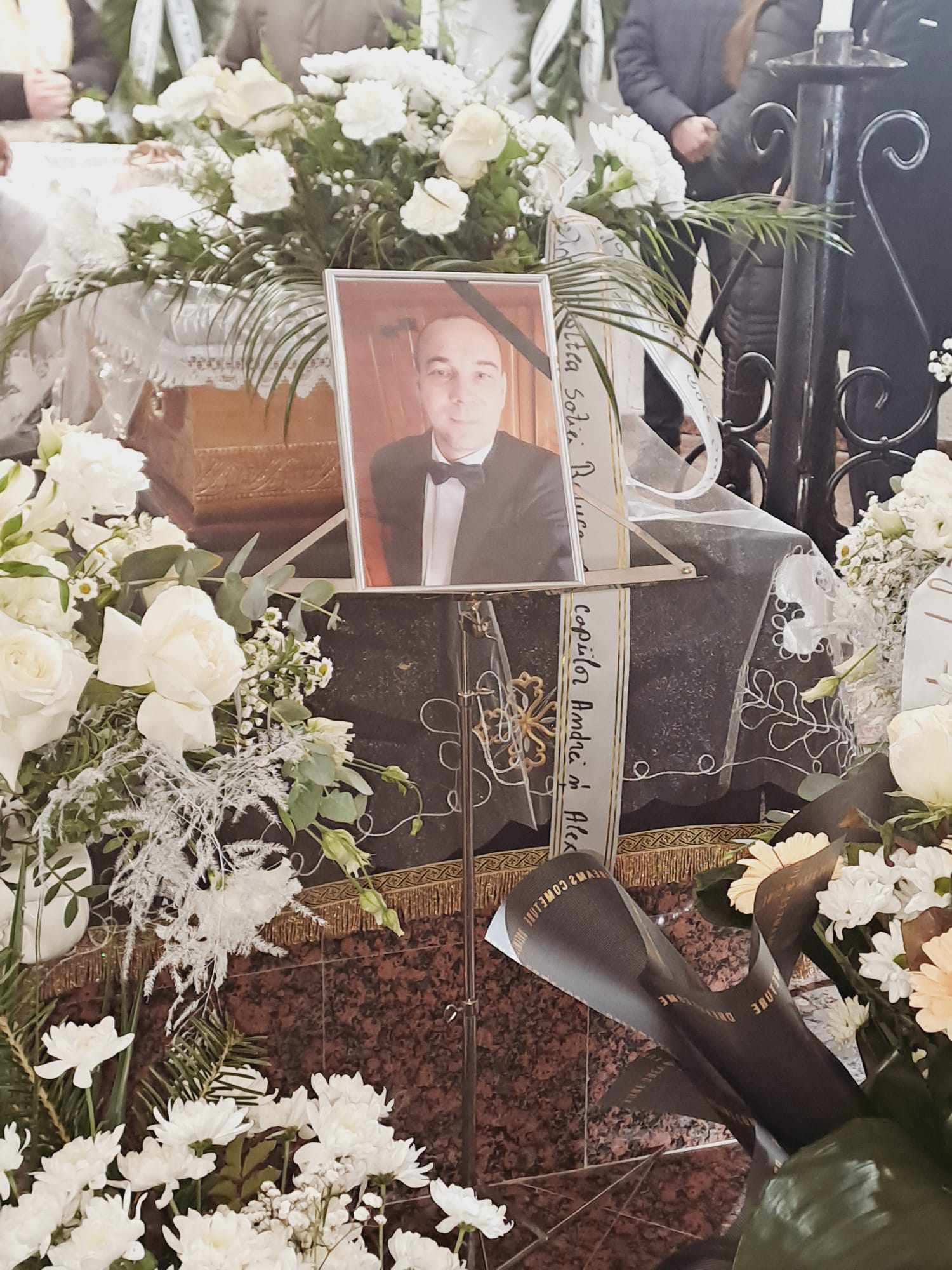 FOTOGALERIE. Cântărețul Radu Ciuleanu, condus pe ultimul drum. Odihnă veșnică!