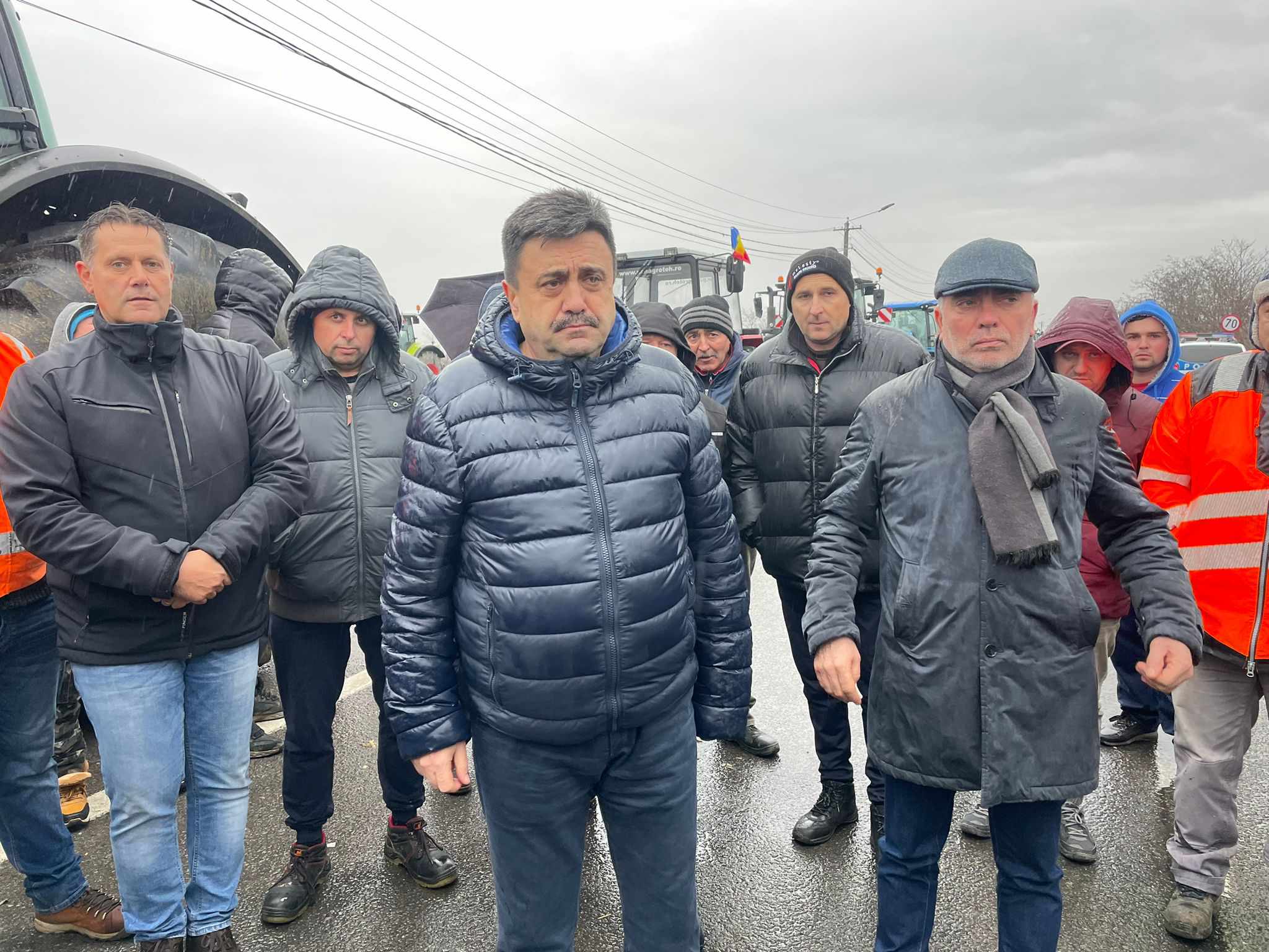 FOTOGALERIE. IMPLICARE. Prefectul Radu Roca, în mijlocul protestatarilor de la Vama Halmeu