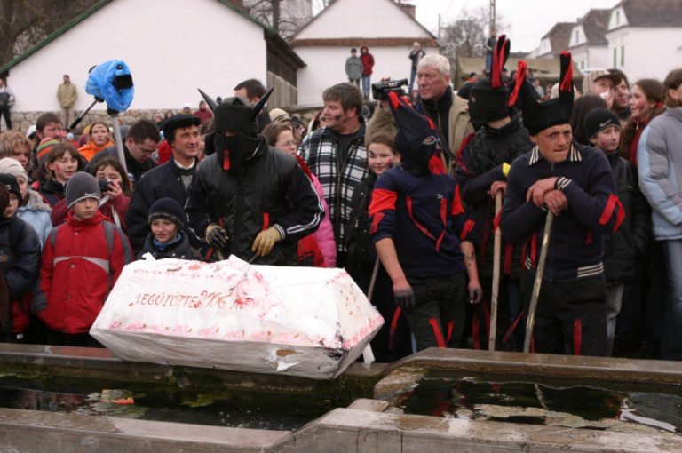 Obiceiuri și mâncăruri tradiționale  de alungare a iernii în Ardeal