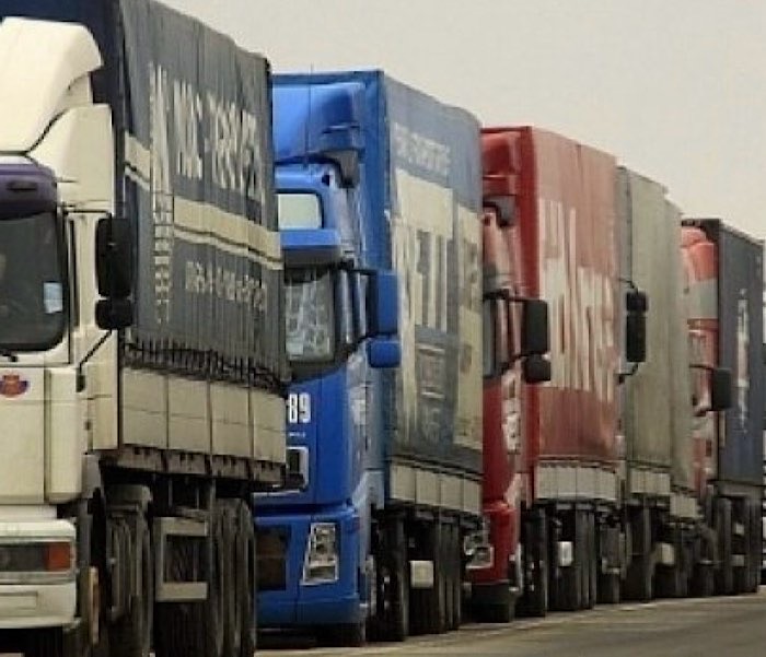 Cozi kilometrice de TIR-uri la Vama Halmeu