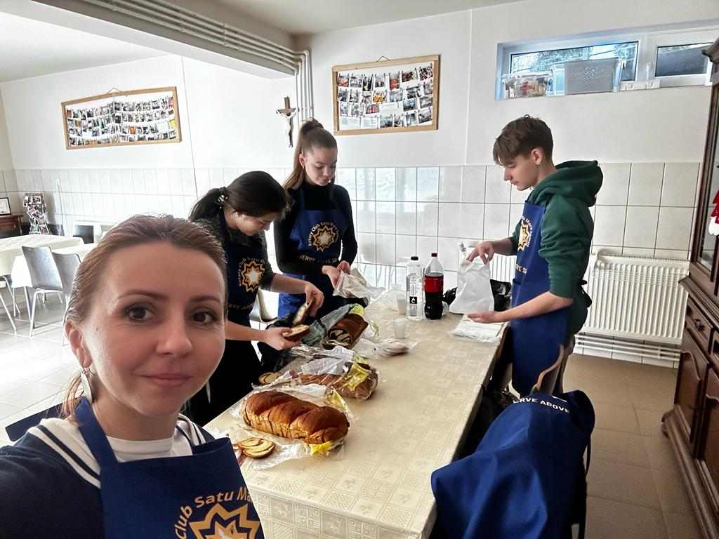 Tinerii din Satu Mare aduc bucurie și speranță prin bunătate și voluntariat