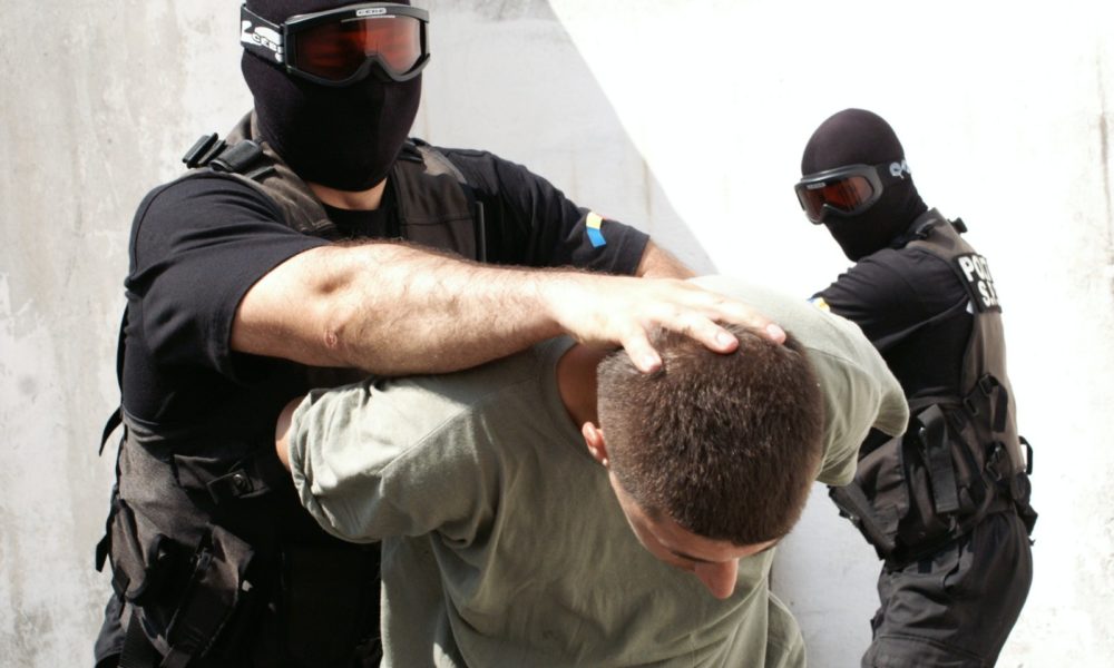 A furat două mașini dar a fost prins într-un cmitir