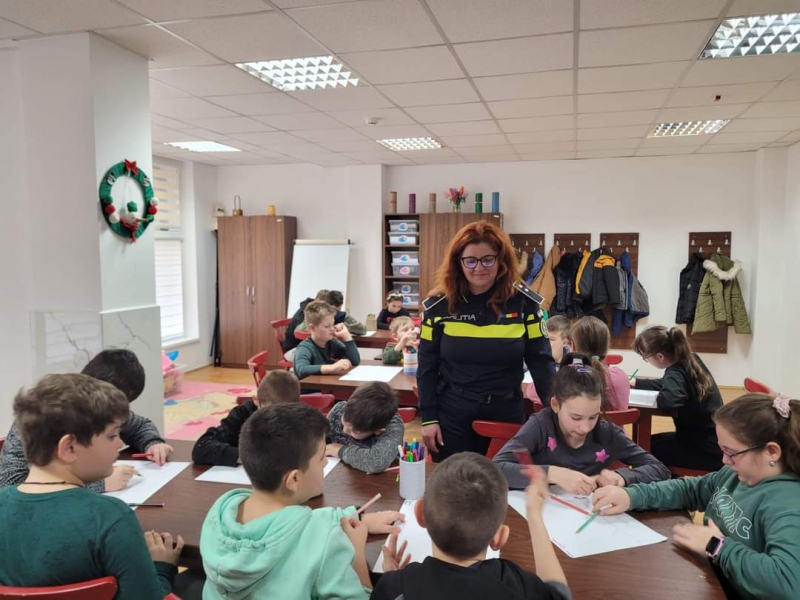 Polițiștii sătmăreni, prezenți la Centrul „Alter Ego”. Activități informative cu elevii aflați în vacanță