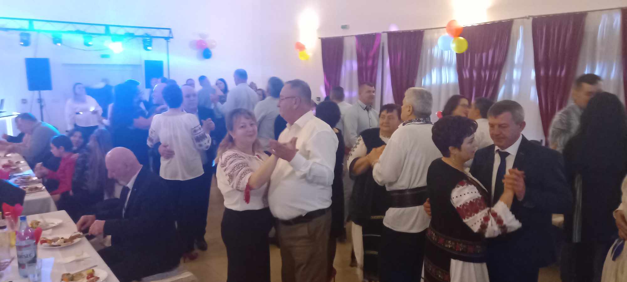 FOTOGALERIE. Moții din Gelu au sărbătorit frumos Dragobetele, sărbătoarea dragostei la români