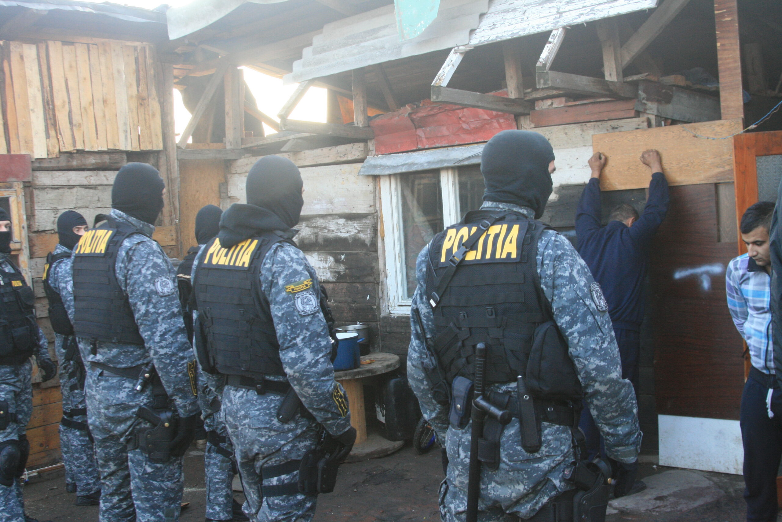 Razii cu mascați în curburile infracționale din județ