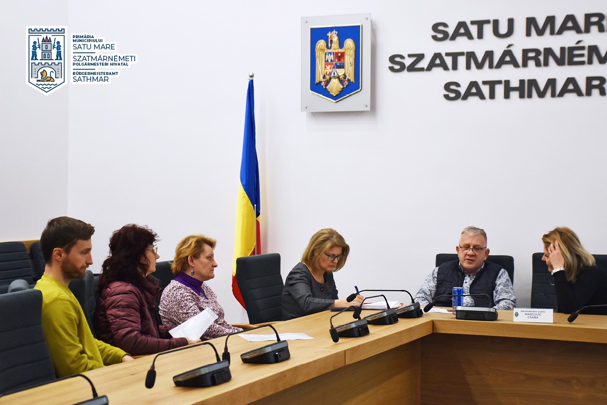 Discuție cu sătmărenii înscriși în audiențe, la Primăria Municipiului Satu Mare