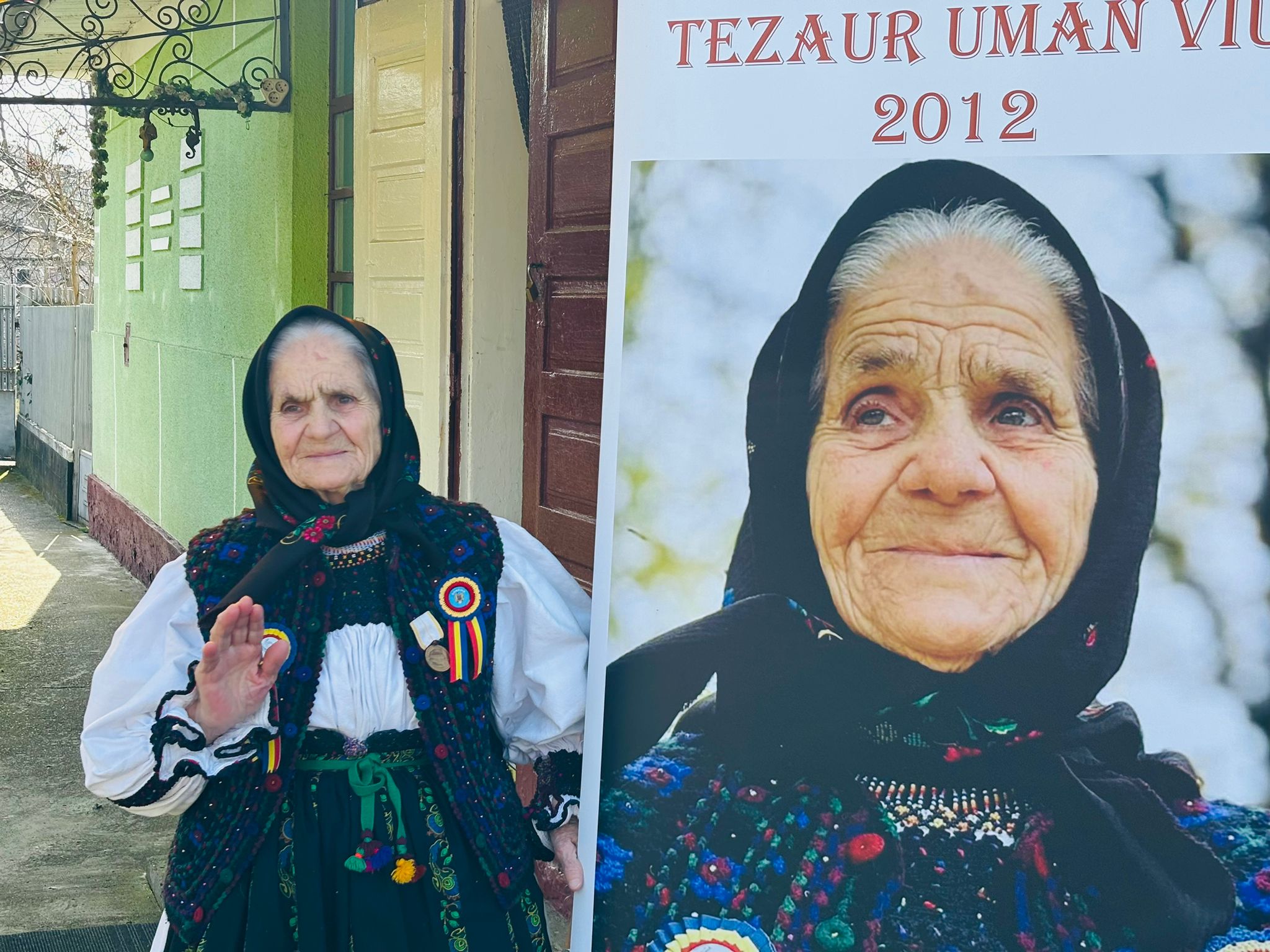 FOTO. Șezătoare cu Tezaurele Umane Vii din județul Satu Mare. Floare Finta din Negrești Oaș a primit acest titlu la București, în anul 2012