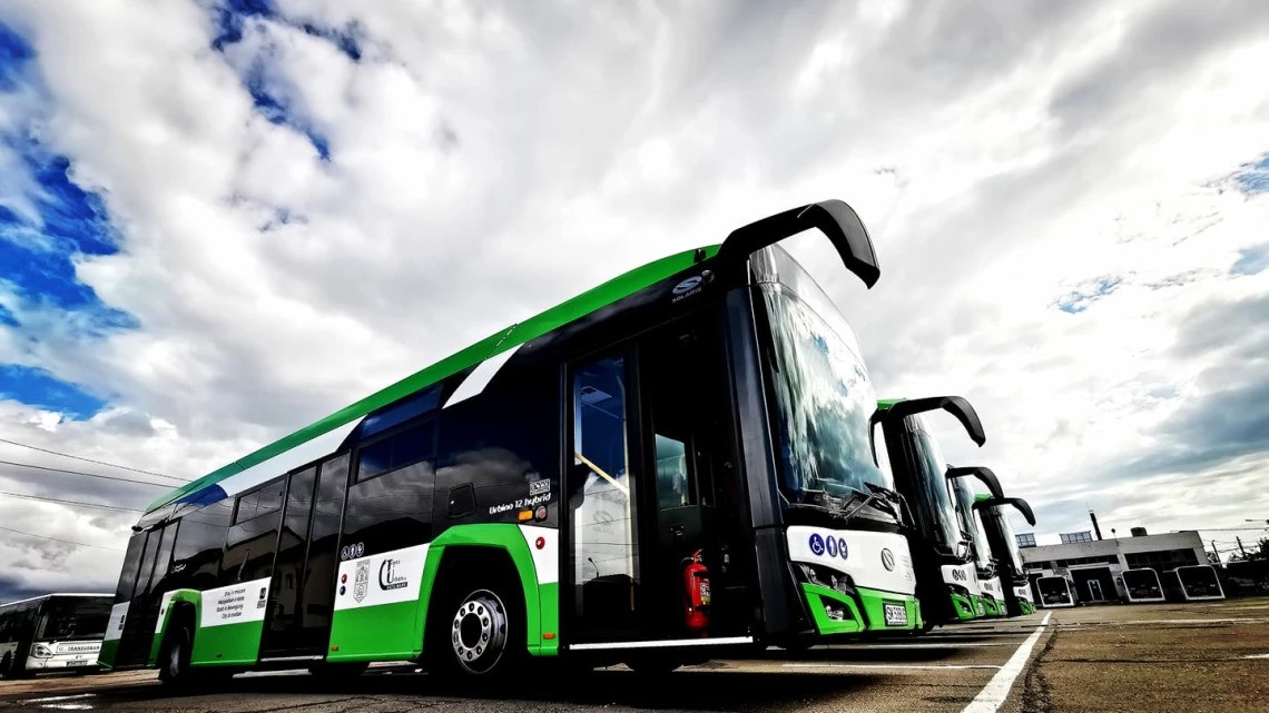 Sătmărenii pot afla în timp real orele de trecere a autobuzelor Transurban prin stații cu aplicația mobilă TUSM