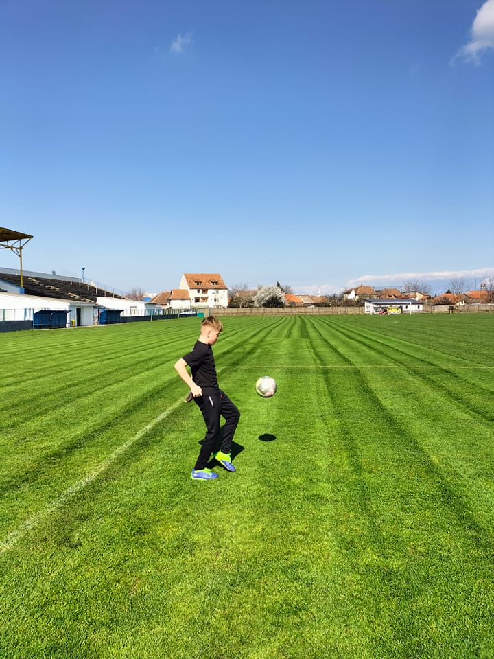 Invitatie la fotbal pentru copiii născuți în 2019, 2018, 2017, 2016