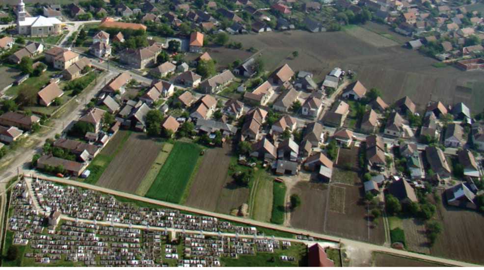 Urziceni - localitatea cunoscută drept „locul cu multe urzici”. La începutul secolului al XX-lea  trecea drept cea mai bogată și prestigioasă așezare din împrejurimi