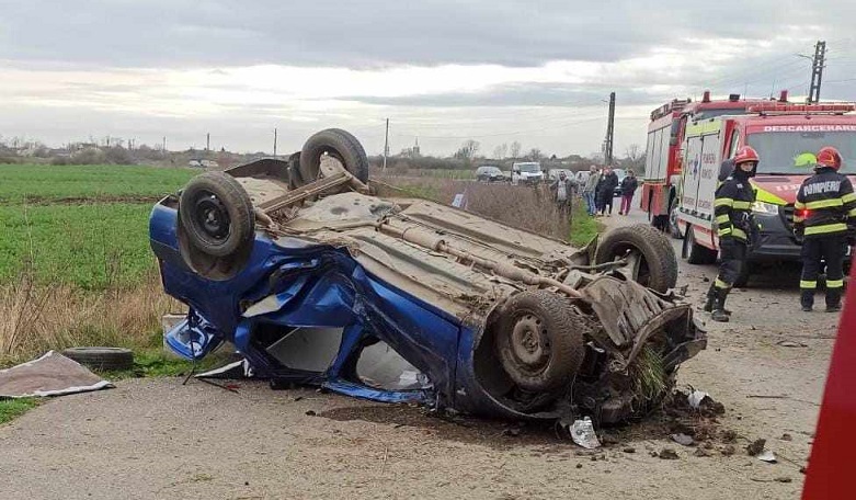 FOTO: Accident grav în județ. Tânără încarcerată
