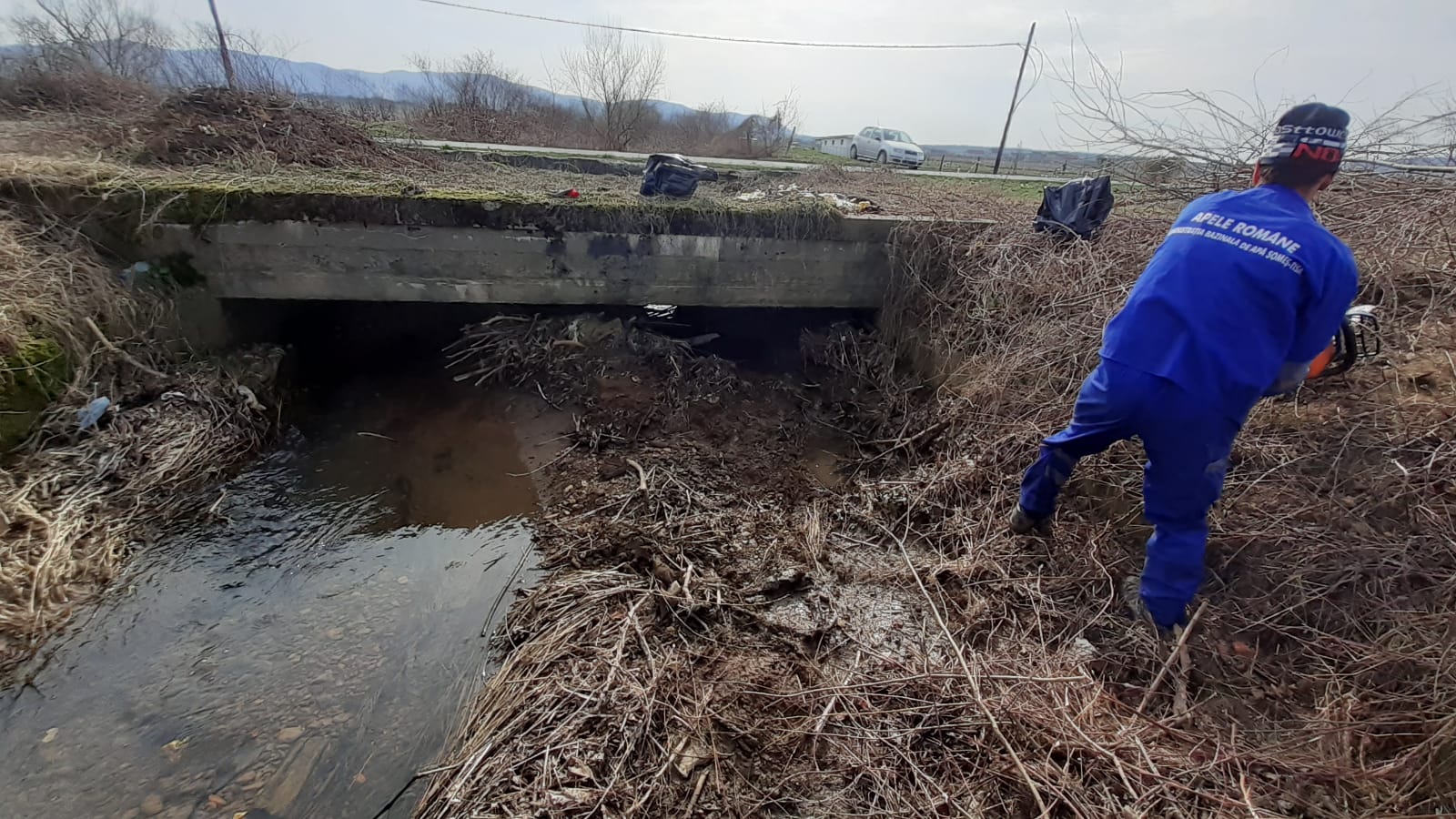 Continuă lucrările de întreținere a cursurilor de apă și a obiectivelor hidrotehnice din județ