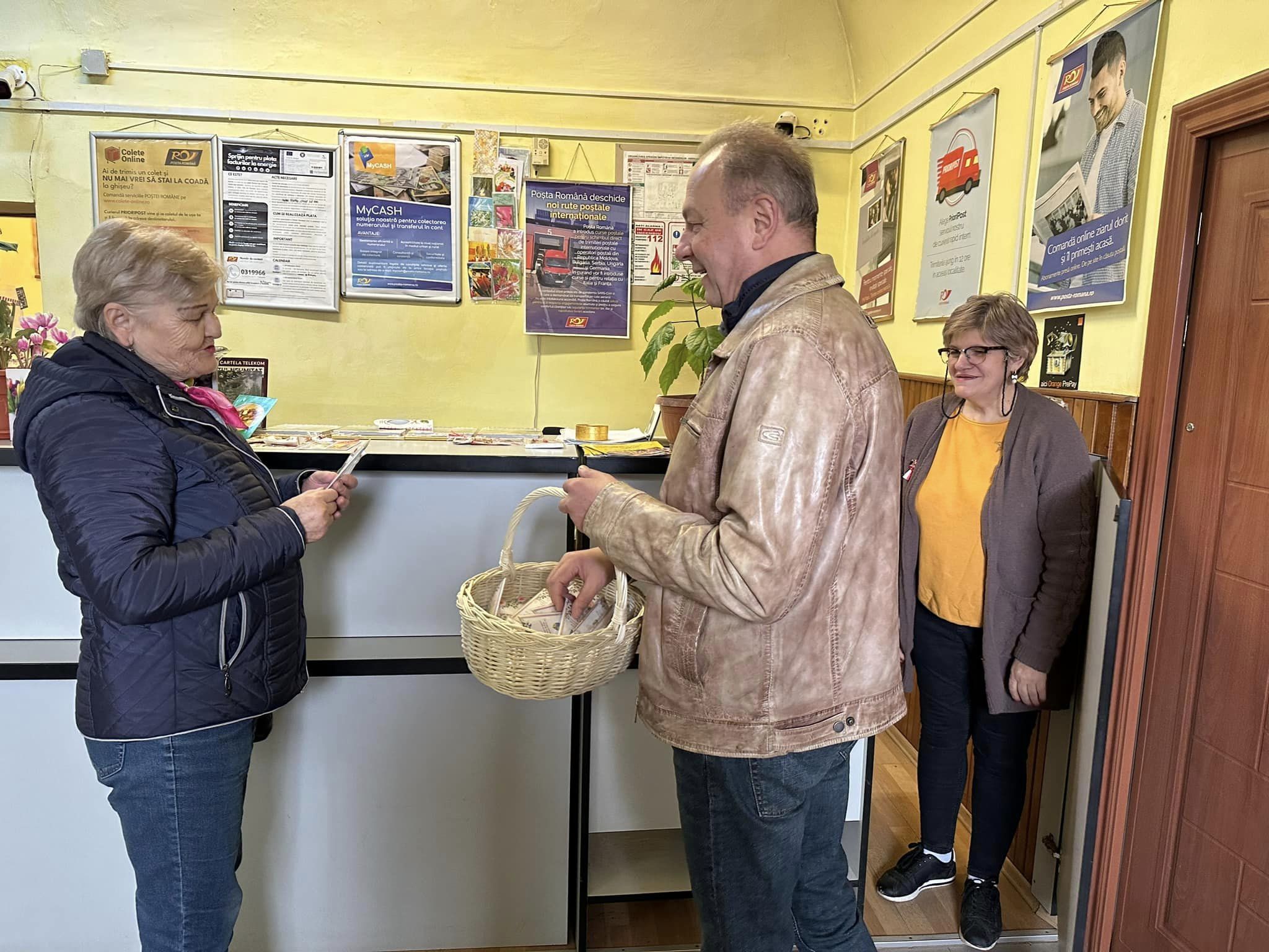 Primarul orașului Ardud, Ovidiu Duma, a dăruit primăvară doamnelor și domnișoarelor