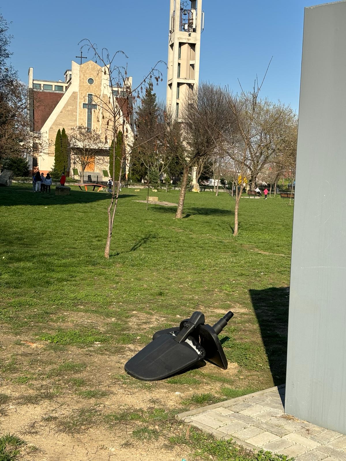 Scaunul din spatele unui WC