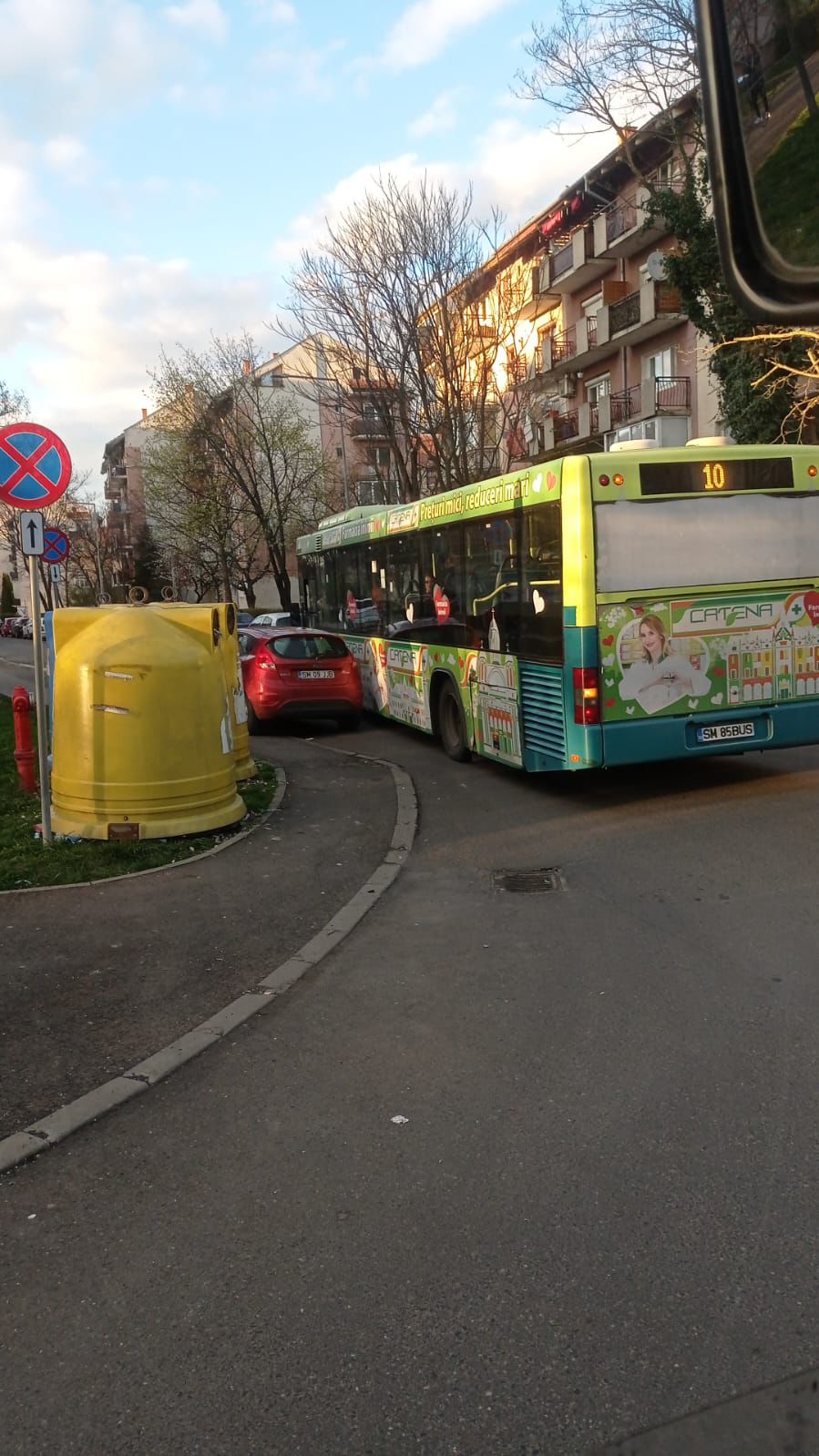 Parcările neregulamentare afectează transportul public. Apel către șoferi și participanți în trafic