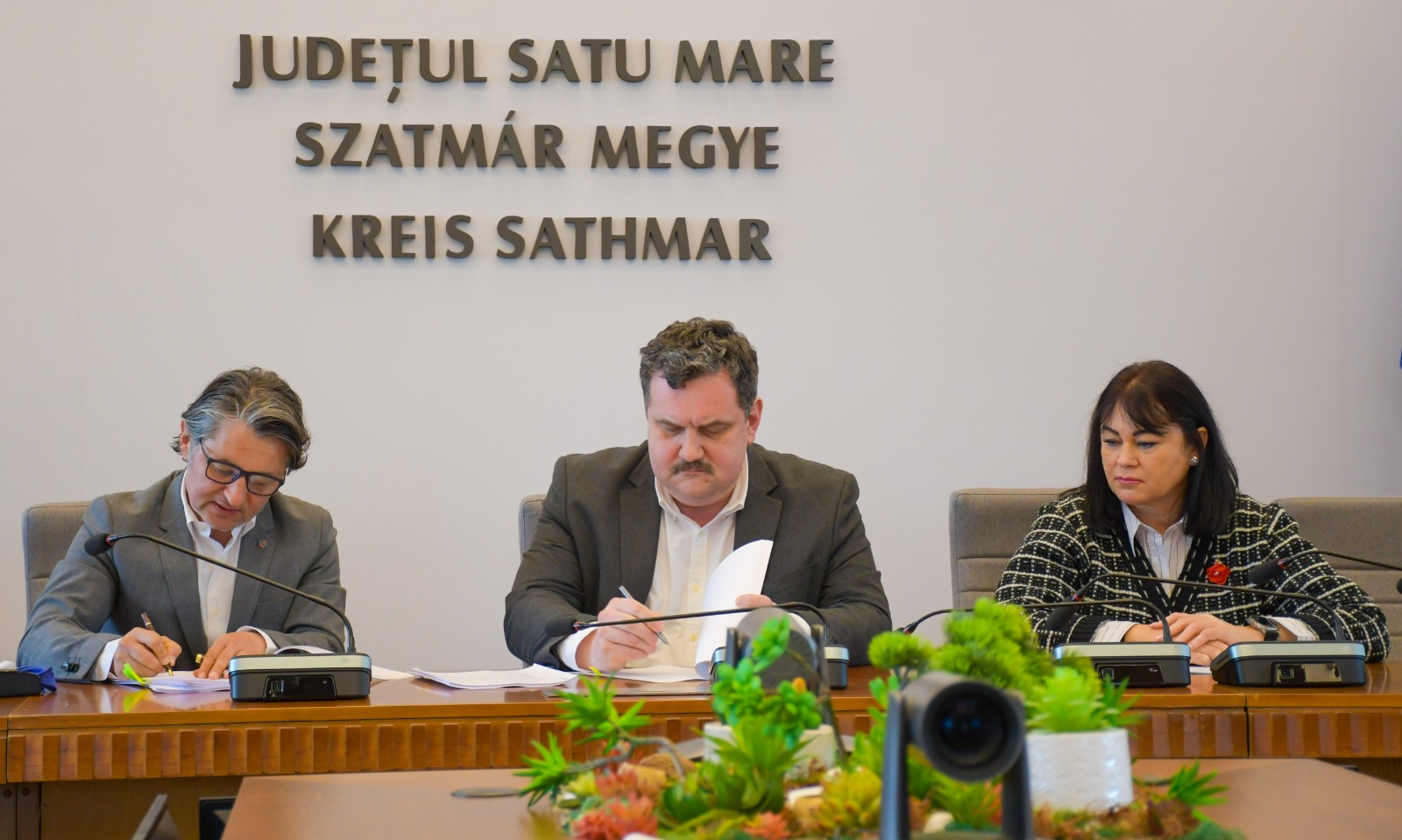 Elevii din 26 de comune ale județului Satu Mare vor beneficia de microbuze electrice