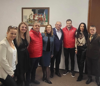 Femeile ne dau puterea! Echipa PSD Satu Mare a oferit trandafiri doamnele din Municipiu