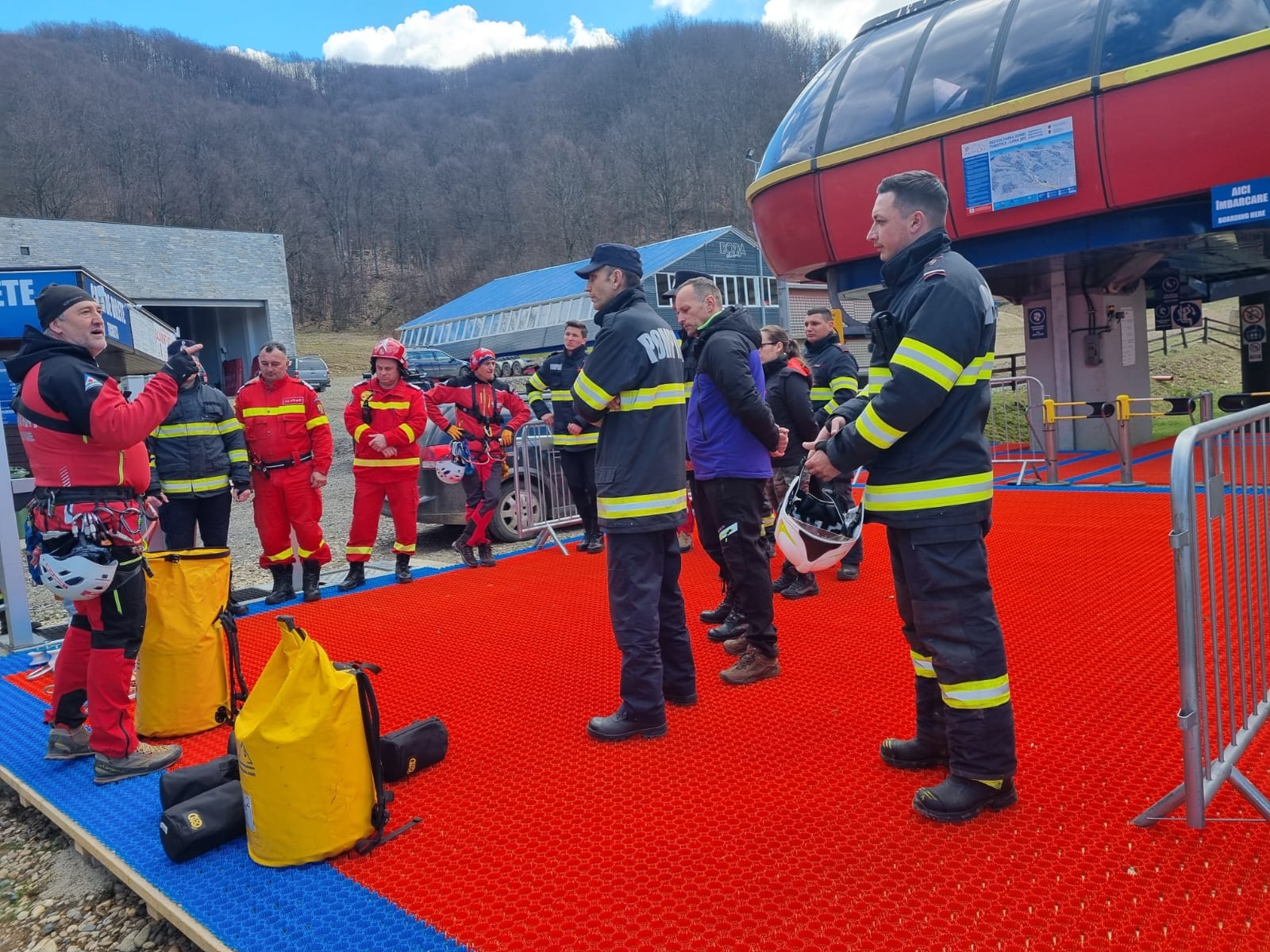 Secția de Pompieri Negrești-Oaș, în exercițiu pe pârtia Luna Ses