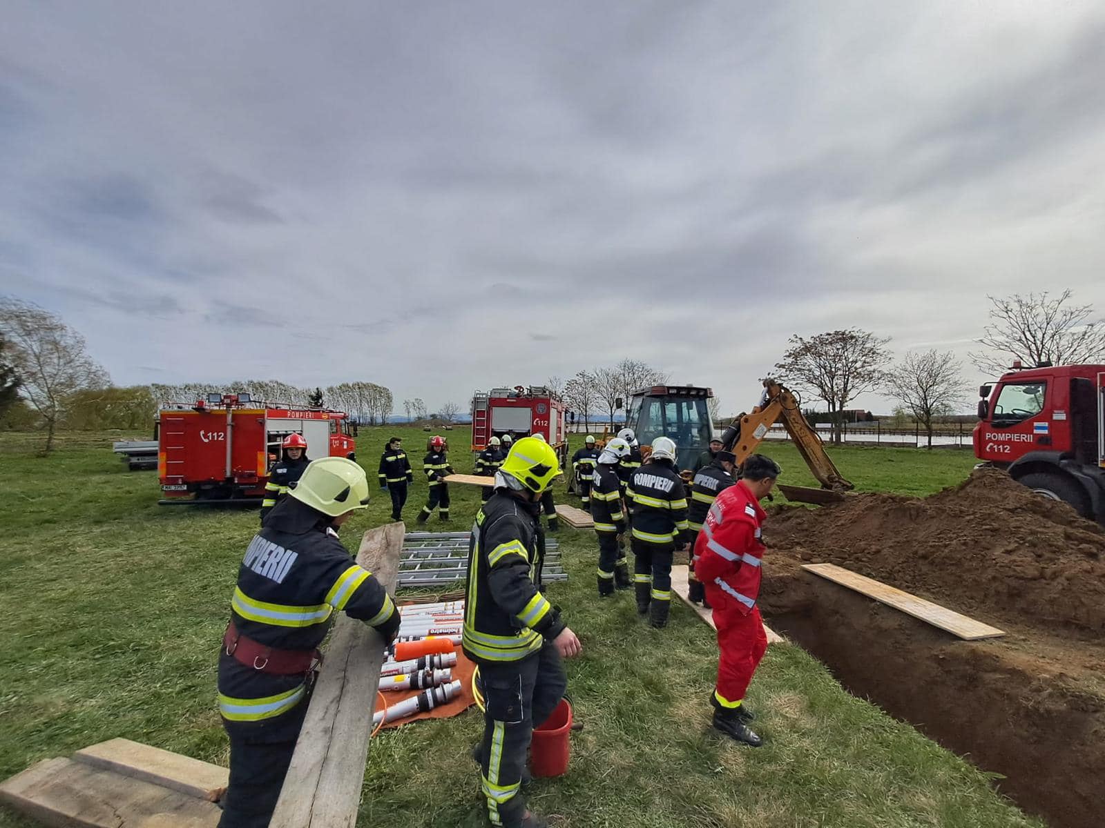 Exercițiu de căutare, salvare și extragerea unei persoane de sub un mal de pământ