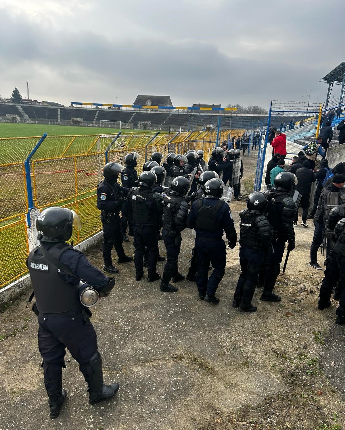FOTOGALERIE. Scandal de proporții pe stadionul Olimpia. Au intervenit jandarmii (exercițiu)