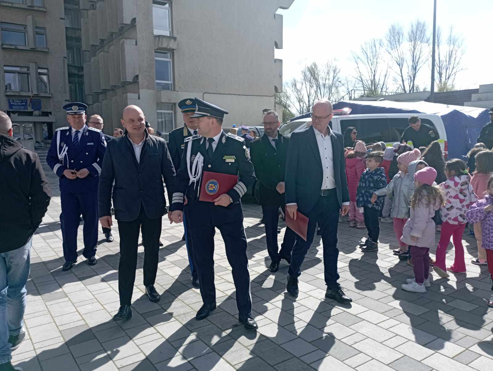 FOTOGALERIE. LA MULȚI ANI, POLIȚIEI ROMÂNE! Expoziție cu tehnica polițiștilor în centrul Sătmarului