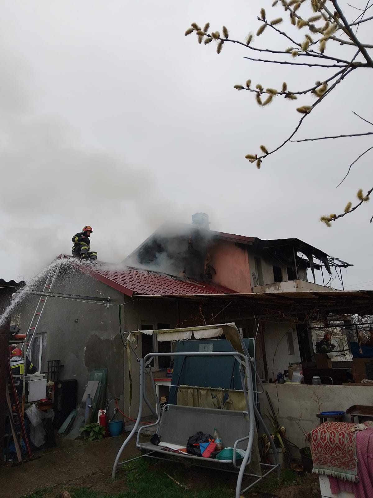 FOTO. Sătmărean, rănit grav, în urma unui incendiu. A fost dus la urgențe