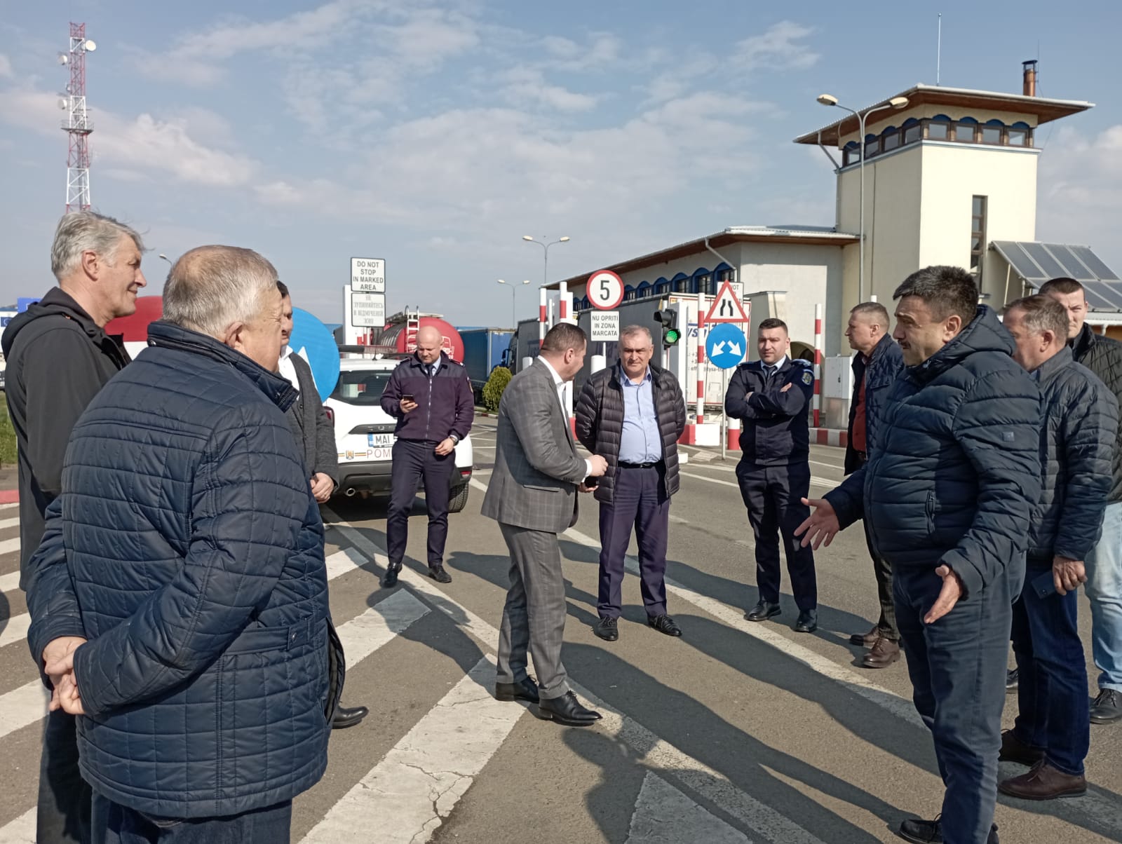 FOTO. Prefectul Radu Roca se implică pentru deblocarea situației dramatice de la Halmeu. Tir-urile, redirecționate