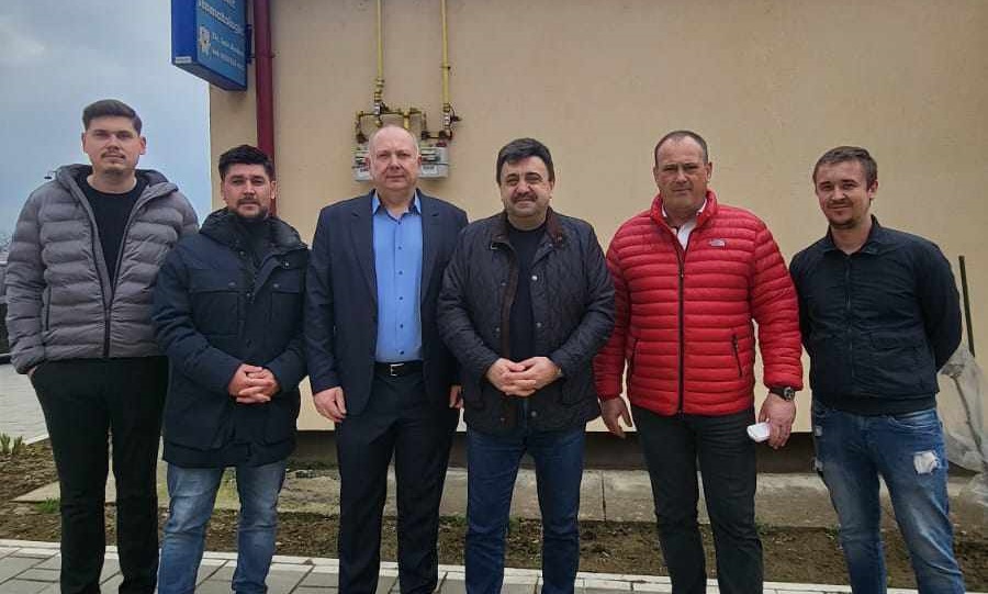 FOTOGALERIE. Prefectul Radu Roca a oferit mărțișoare doamnelor și domnișoarelor din Botiz