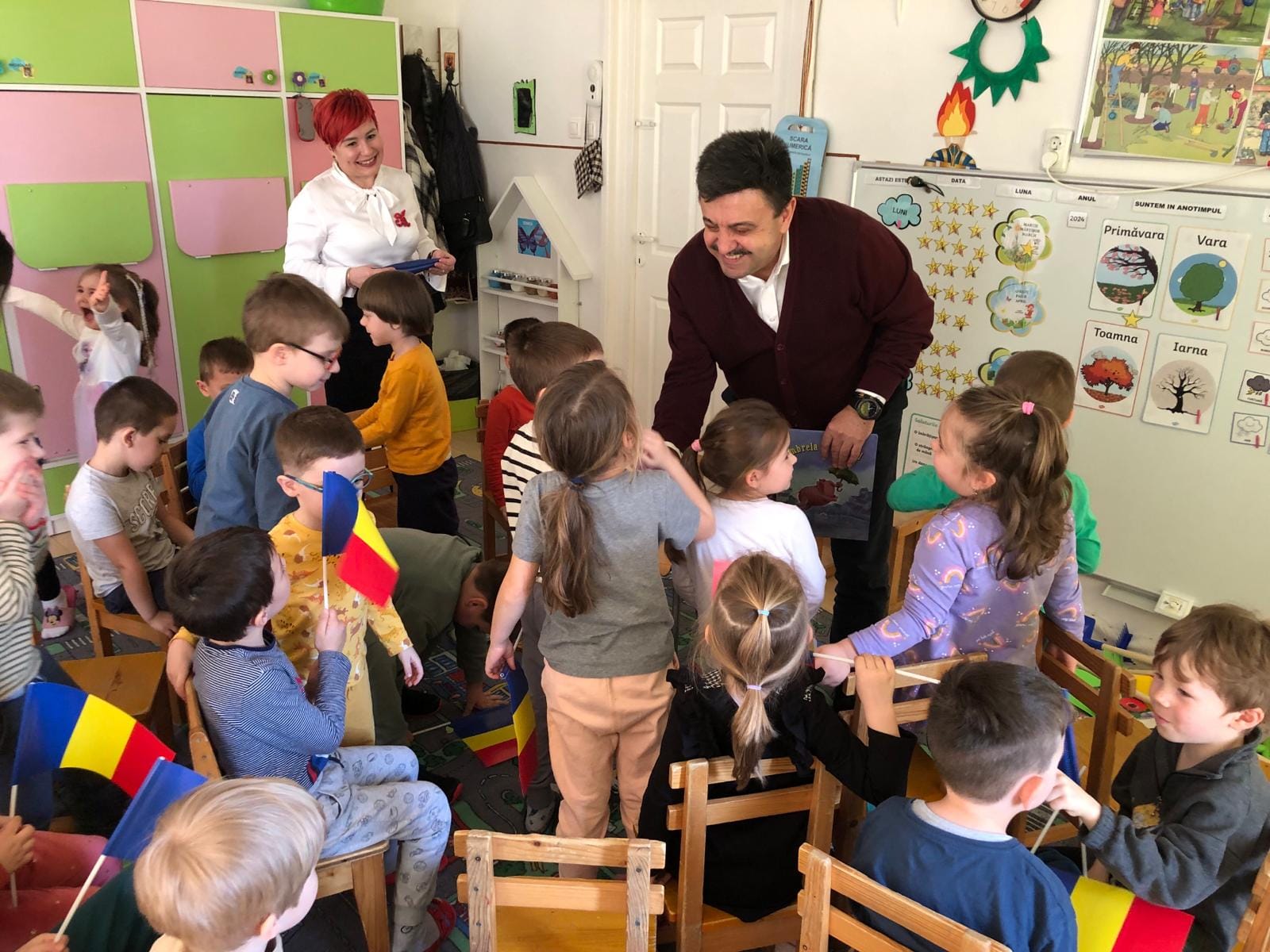 Prefectul Radu Roca le-a citit poezii micuților cu ocazia Zilei Internaționale a Poeziei