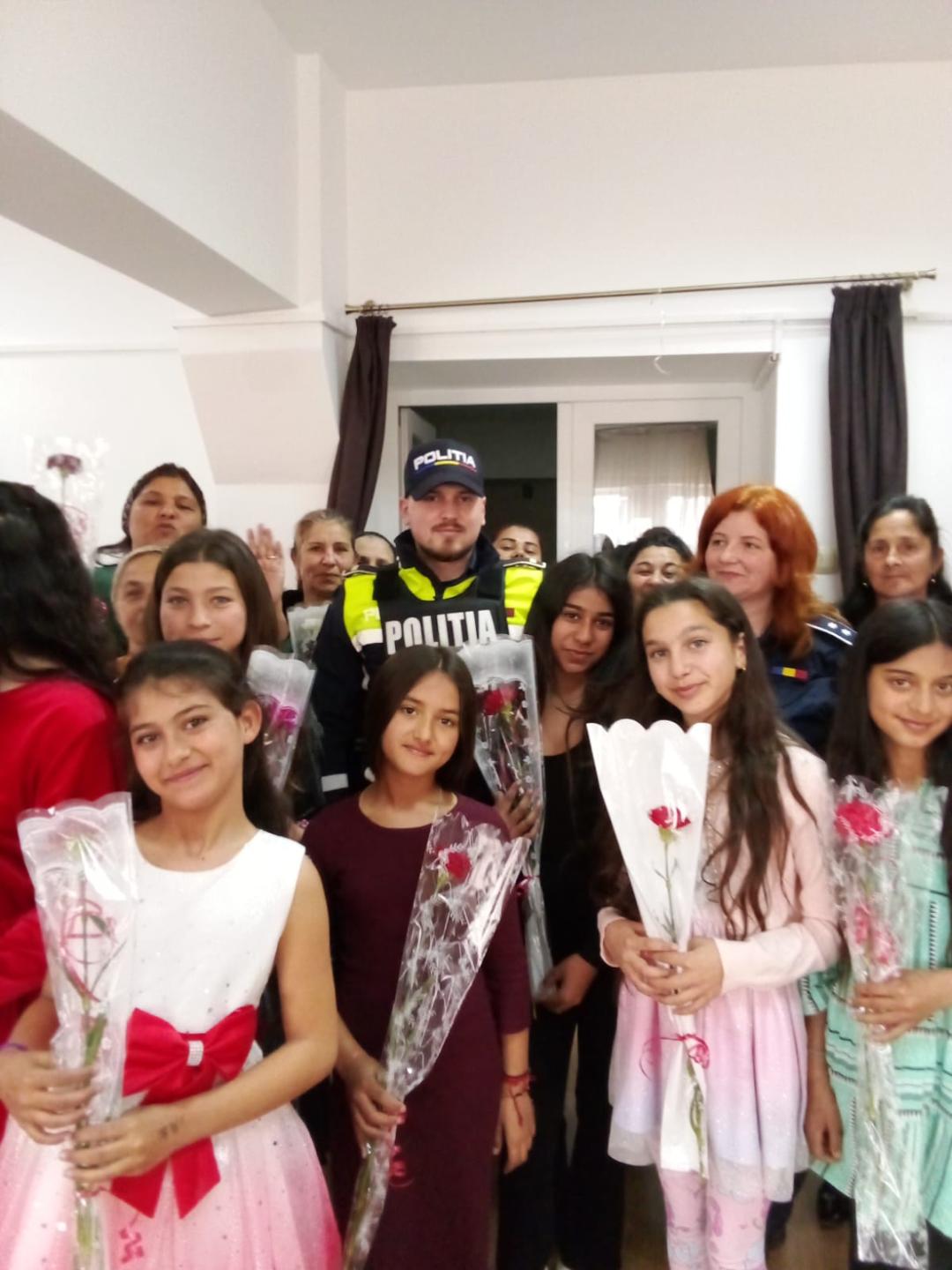 Activități ale polițiștilor în cadrul proiectului local ,,Împreună pentru creșterea siguranței și protecției femeilor și fetelor rome din Sătmărel”