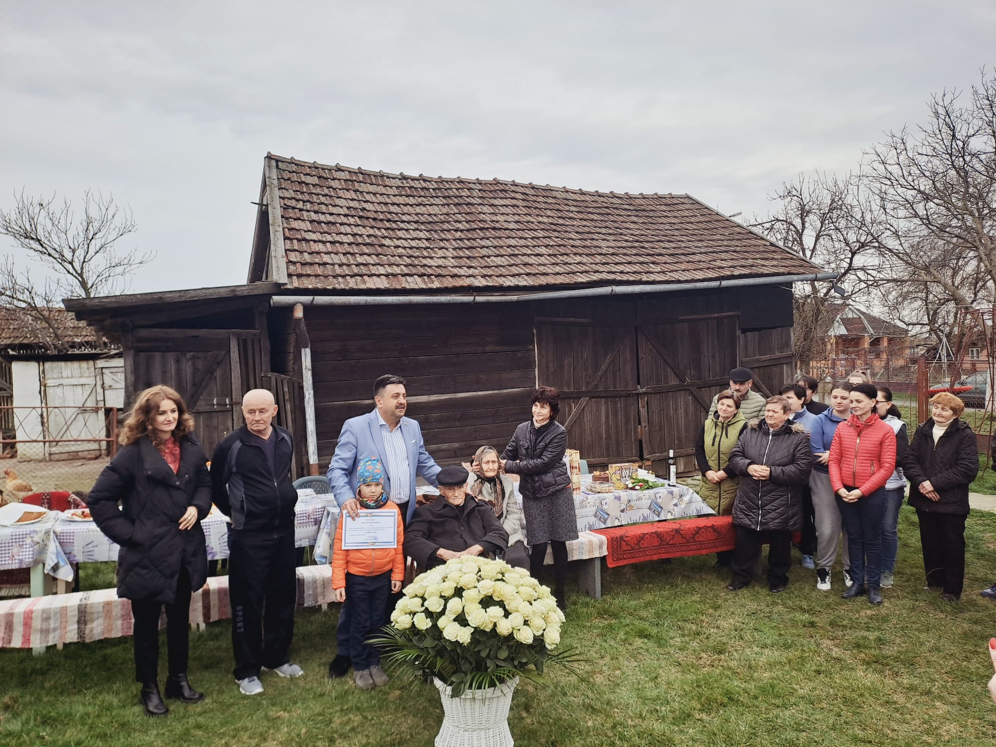FOTOGALERIE. LONGEVITATE. Un sătmărean a ajuns la un secol de viață. Felicitat de prefectul Radu Roca