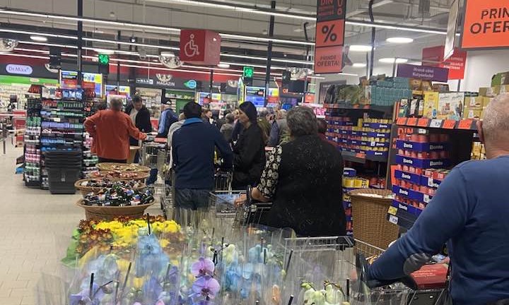 Așa sunt respectați clienții la Satu Mare, ca vitele!