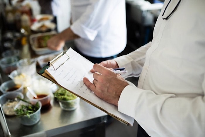 Restaurant din localitatea Satu Mare amendat de inspectorii DSVSA