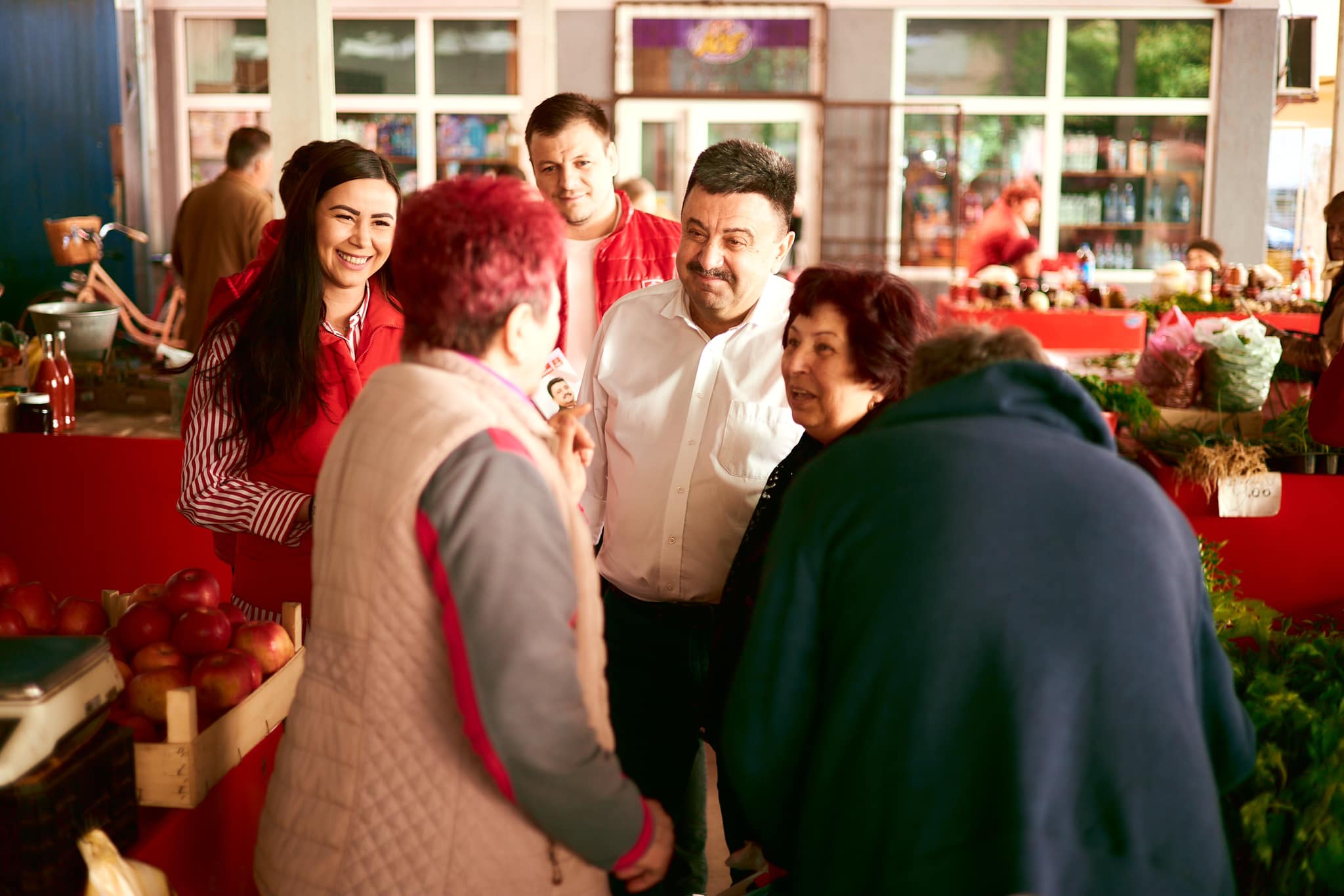 Radu Roca și candidații PSD sătmăreni, printre precupeții din Piața Micro 17