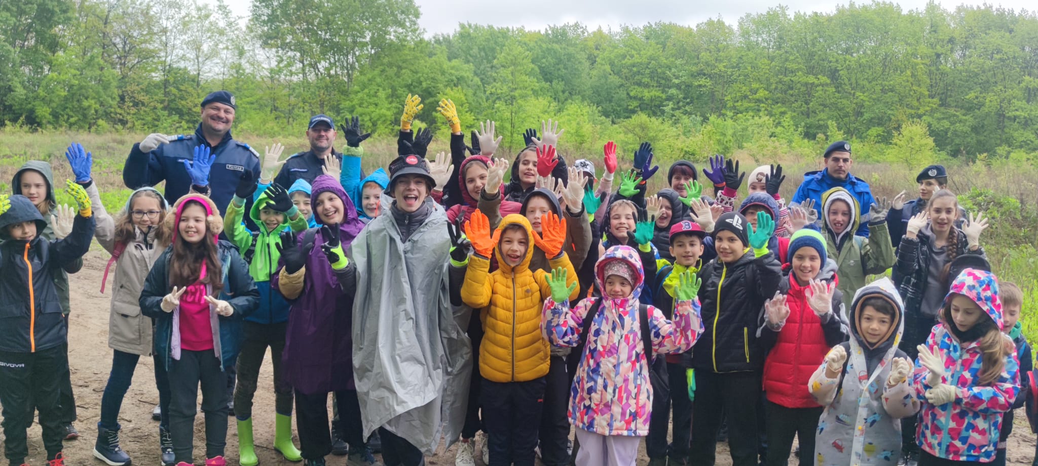 FOTOGALERIE. Acțiune de plantare organizată de jandarmii sătmăreni ca răspuns la invitația elevilor de la Școala ”Lucian Blaga”