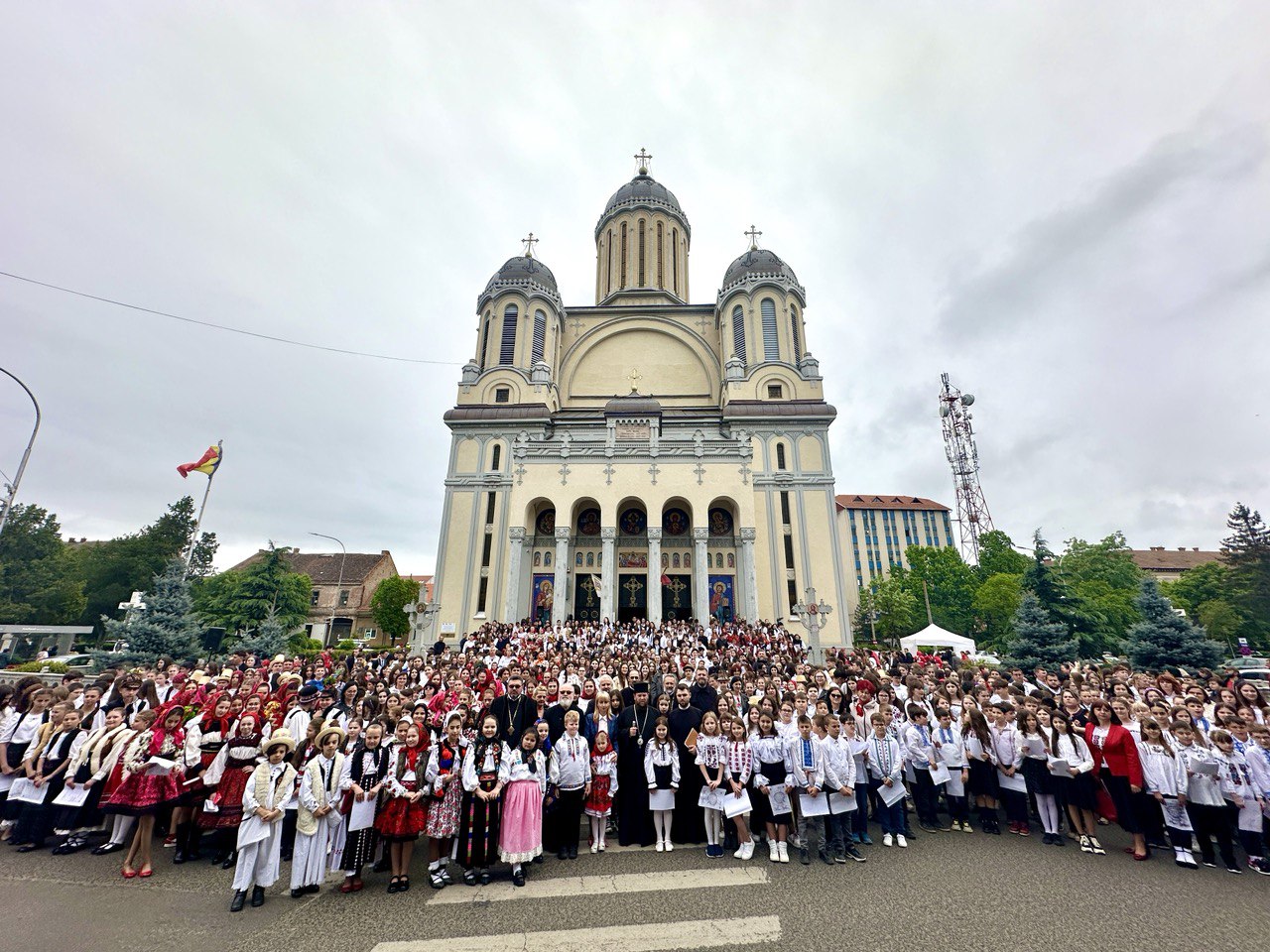 FOTO: IMPRESIONANT. Peste 1.300 de elevi sătmăreni au cântat în cor pricesne la Catedrala Ortodoxă