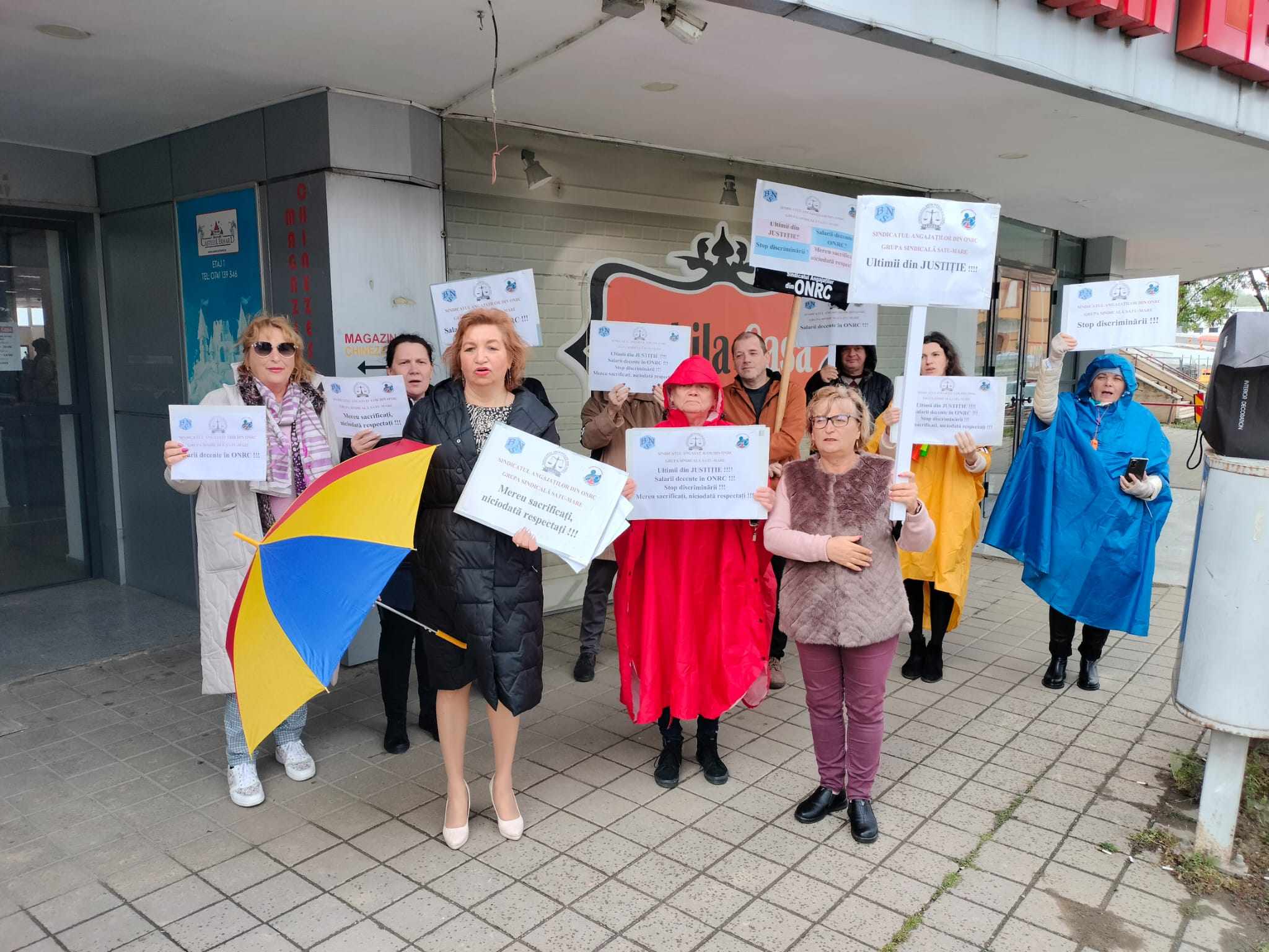 FOTO. A doua zi de proteste la Registrul Comerțului. Se cer salarii adecvate