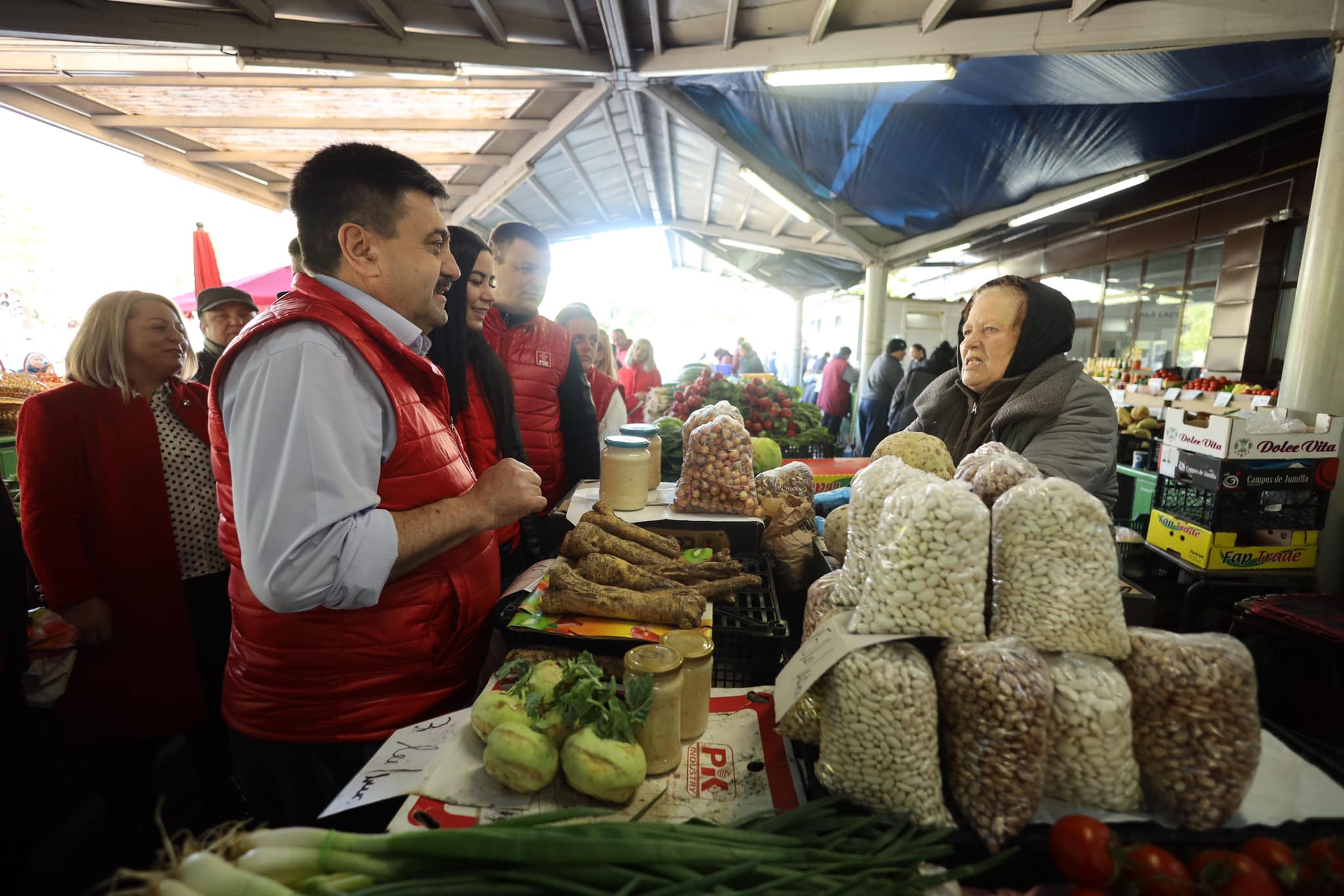 Candidatul PSD la Primăria Satu Mare, Radu Roca, în mijlocul cetățenilor din Piața Someș