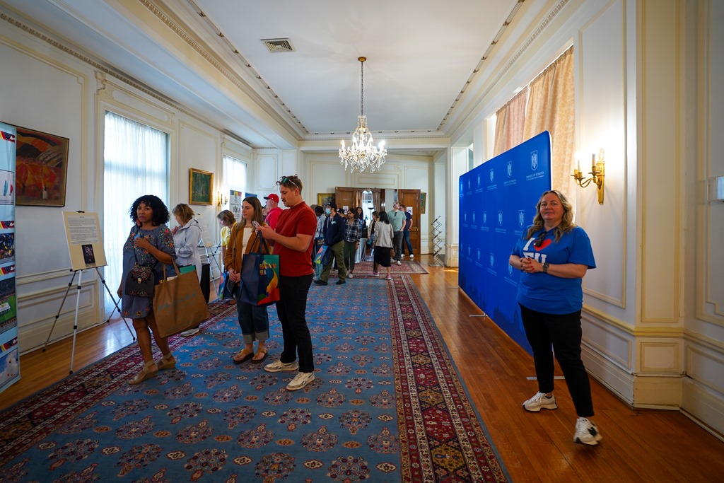 Mii de americani au vizitat Ambasada României din Washington, cu ocazia Zilei Porților Deschise, interesați de obiectivele turistice, tradițiile culturale și istoria țării noastre