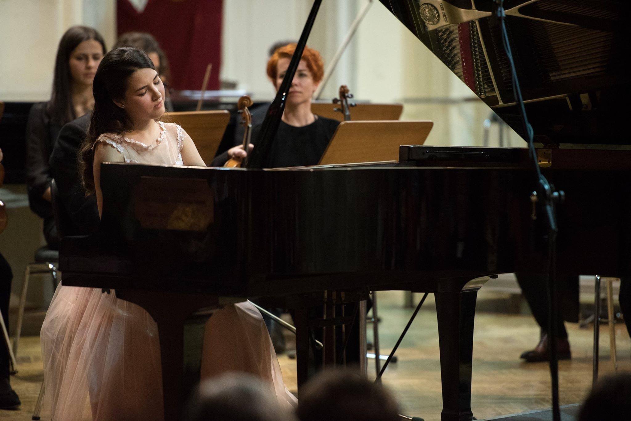 Pianista Isabella Voropciuc atentă la bagheta lui Anton Șaburov