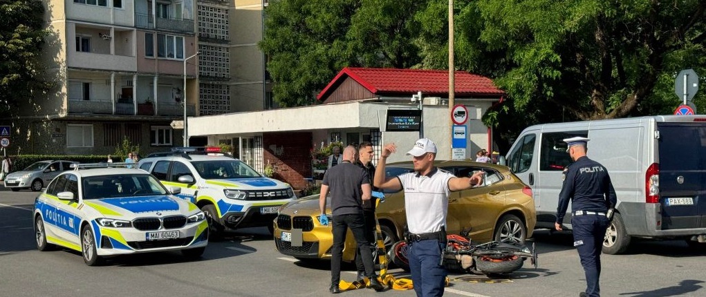 FOTO. Accident la Satu Mare. Motociclist, rănit de o șoferiță neatentă