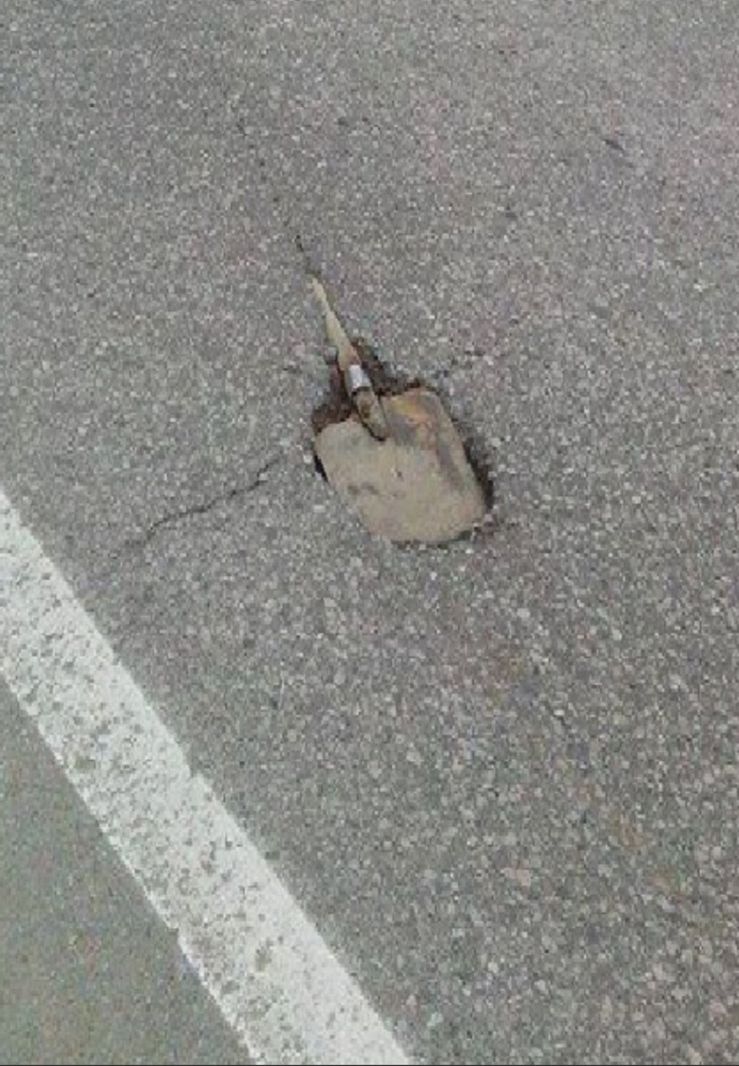 Lopata lui Manole sau a lui Dorel? Sau...?