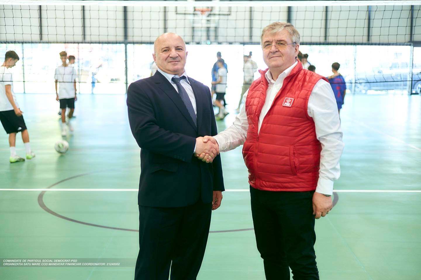 FOTOGALERIE. Mircea Govor, invitat de primarul Ioan Ciută la inaugurarea sălii de sport din Gherța Mică