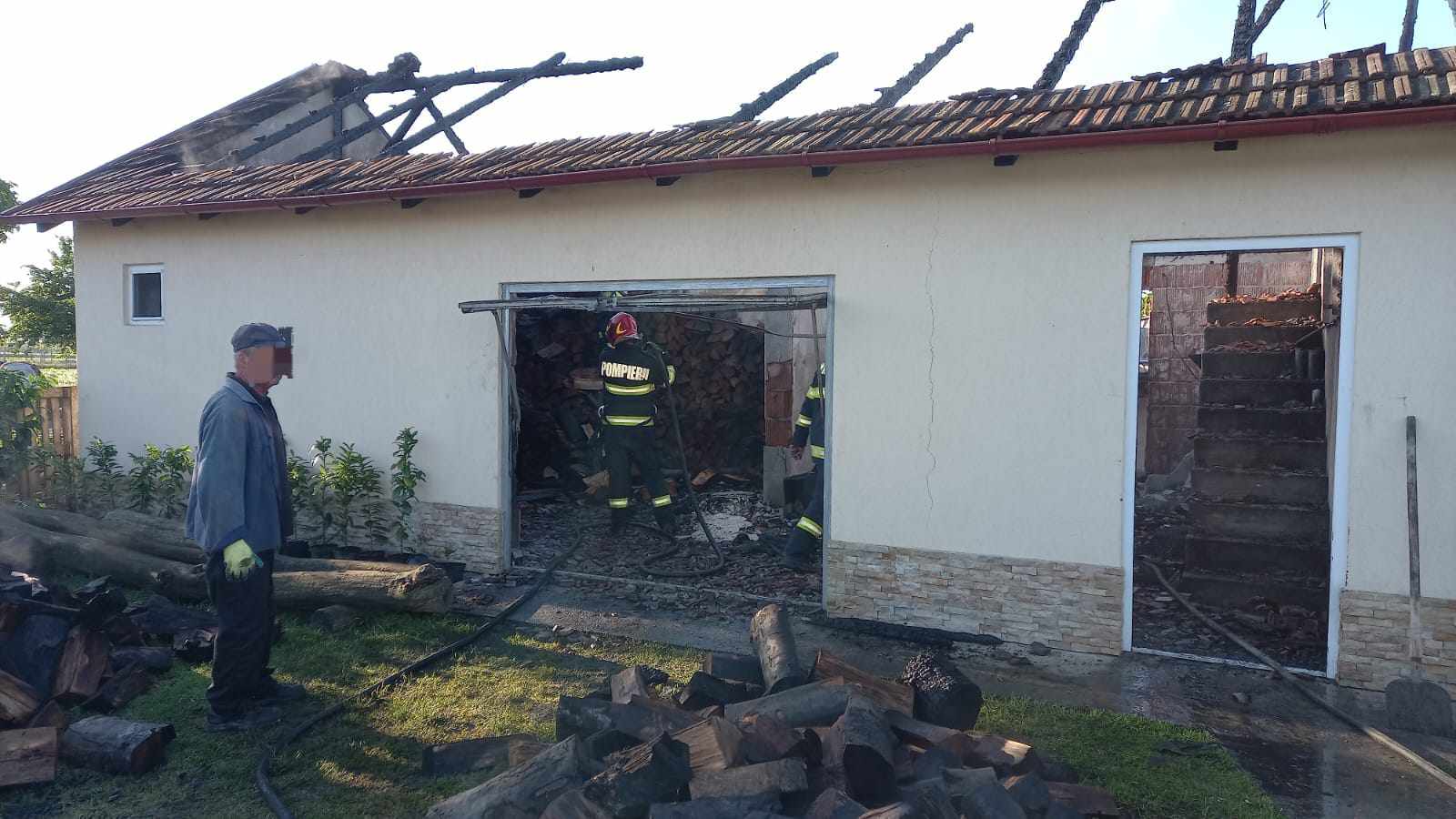 FOTO. Șură mistuită de flăcări, în județ. Au intervenit pompierii