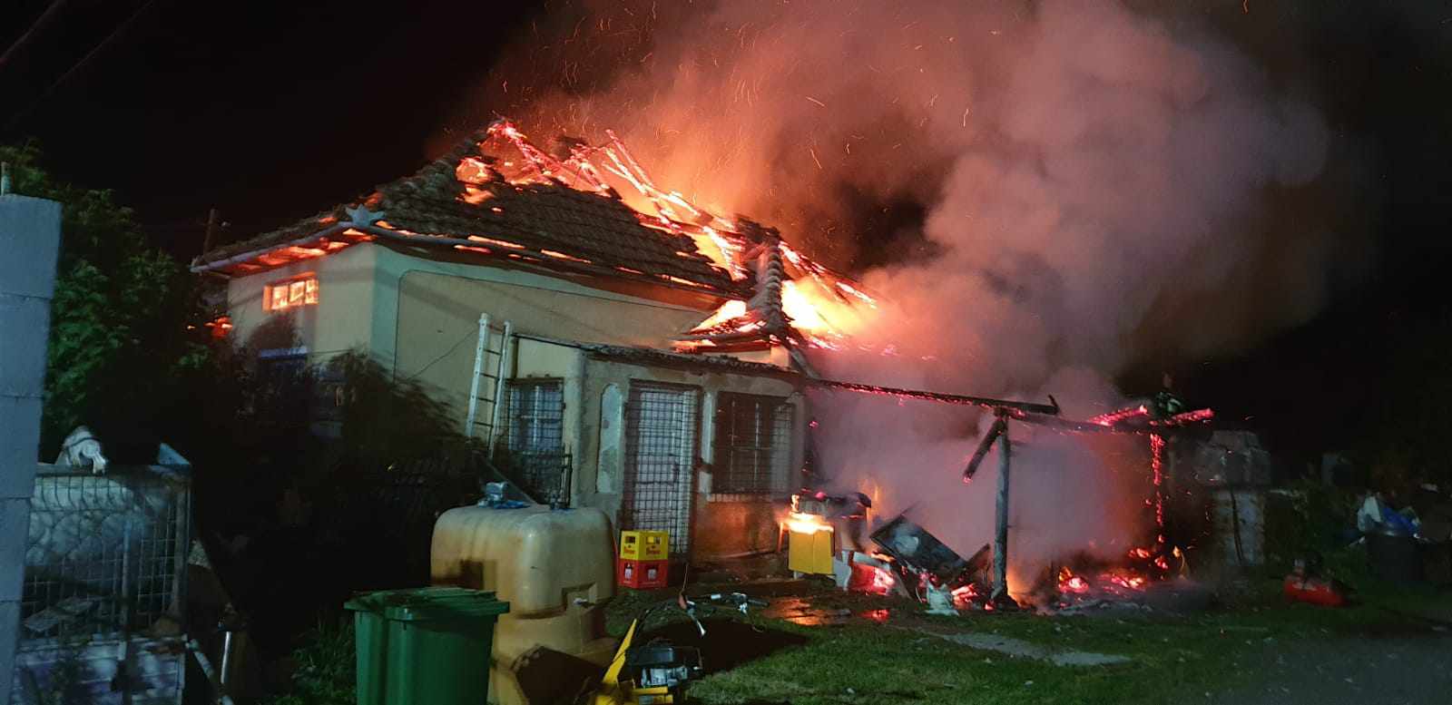 FOTO. Incendiu de amploare la Satu Mare. Casă distrusă