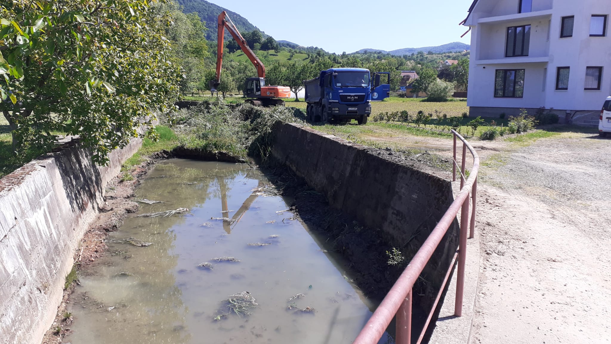 Lucrări de decolmatare pe pârâul Lechincioara