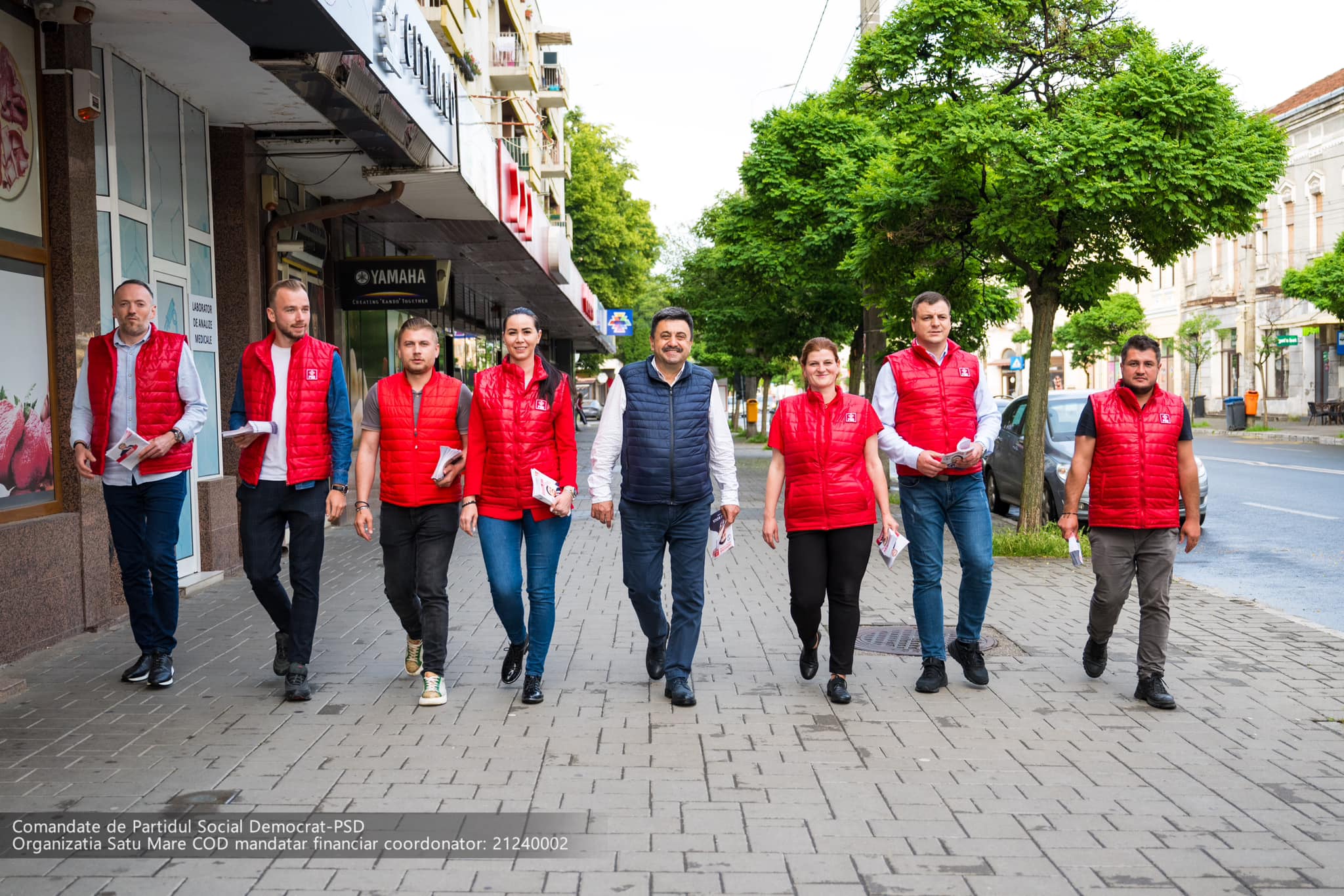 Candidatul PSD pentru Primăria municipiului Satu Mare, Radu Roca, de vorbă cu sătmărenii de pe Calea Traian