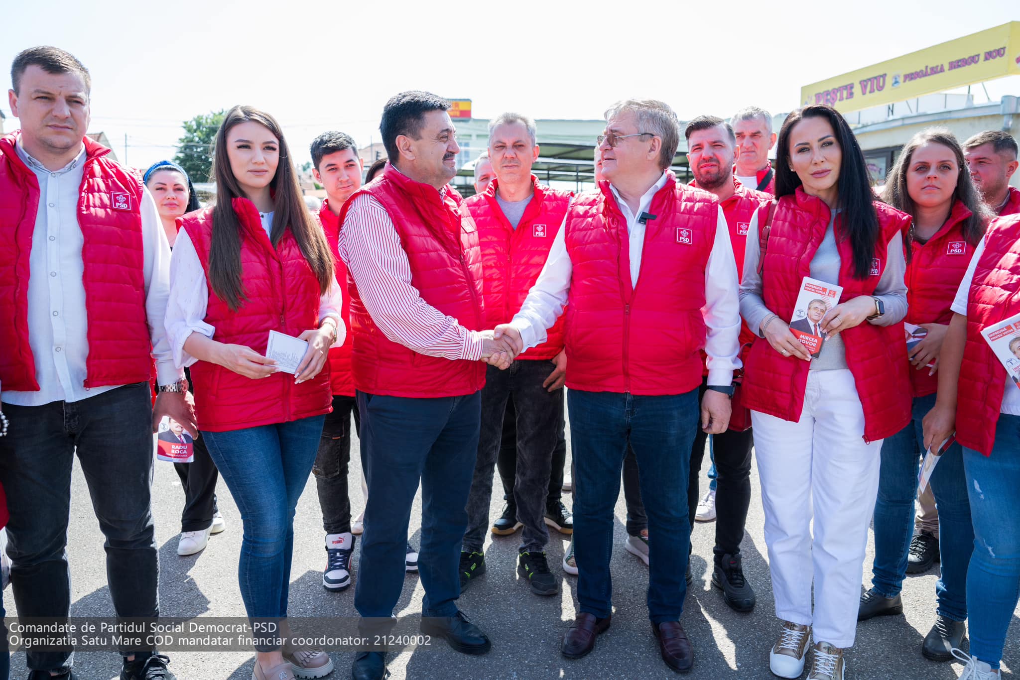 Principalii candidați PSD, Mircea Govor și Radu Roca, în mijlocul sătmărenilor din Piața Mare