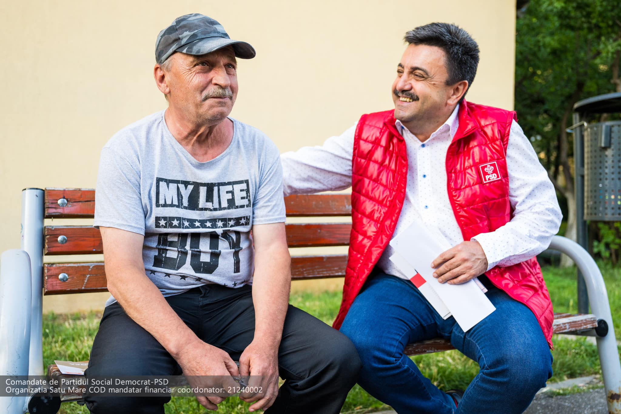 Candidatul PSD pentru primăria municipiului Satu Mare, Radu Roca, în mijlocul locuitorilor din cartierul Carpați