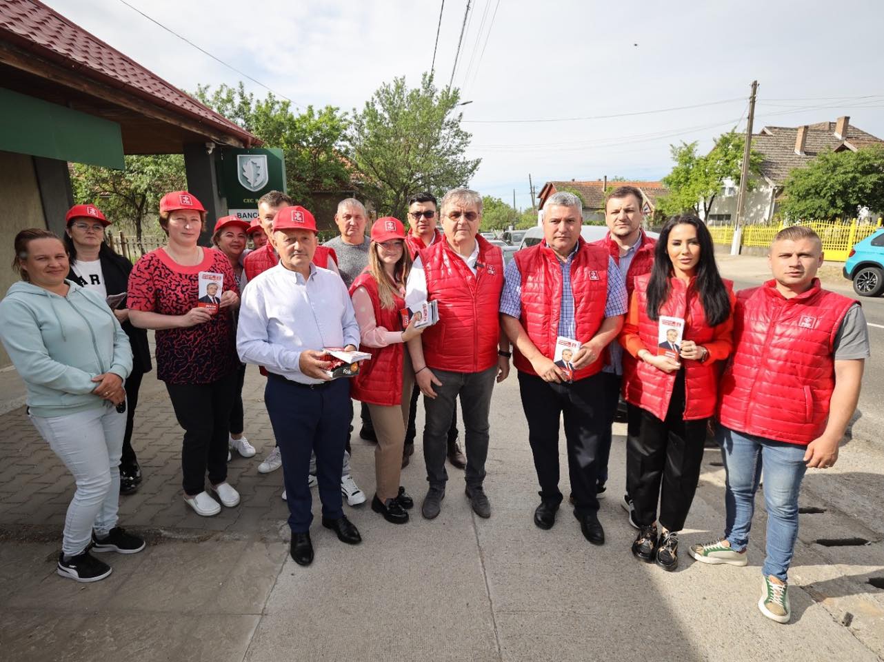 Mircea Govor și Vasile Dan Markis, primiți cu zâmbete de cetățenii aflați în Piața Agroalimentară Supur